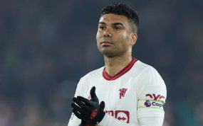 Casemiro, portando el brazalete de capitán del United.