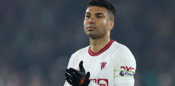 Casemiro, portando el brazalete de capitán del United.