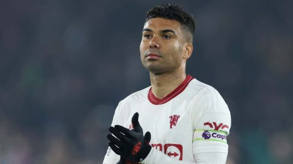 Casemiro, portando el brazalete de capitán del United.