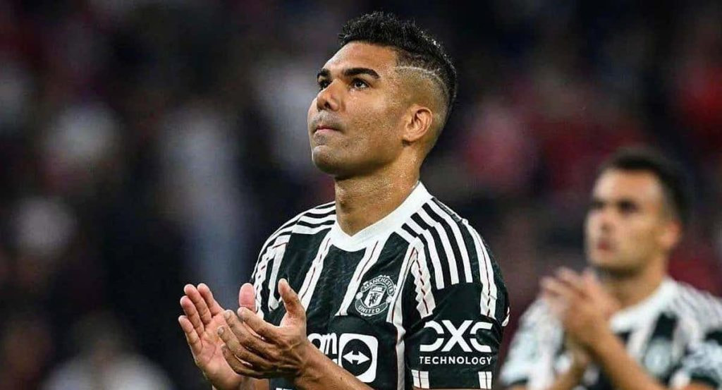 Casemiro saluda a los aficionados tras una derrota del Manchester United.