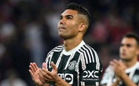 Casemiro saluda a los aficionados tras una derrota del Manchester United.