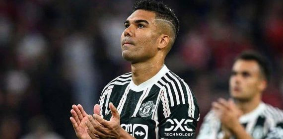 Casemiro saluda a los aficionados tras una derrota del Manchester United.
