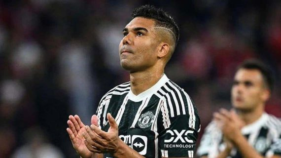 Casemiro saluda a los aficionados tras una derrota del Manchester United.