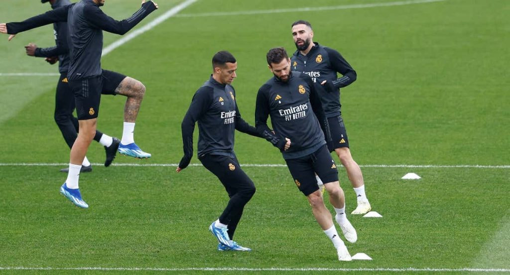 Nacho, Lucas Vázquez y Carvajal, en el entrenamiento previo al partido contra el Nápoles.