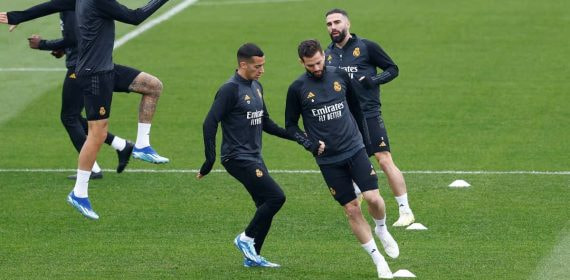 Nacho, Lucas Vázquez y Carvajal, en el entrenamiento previo al partido contra el Nápoles.