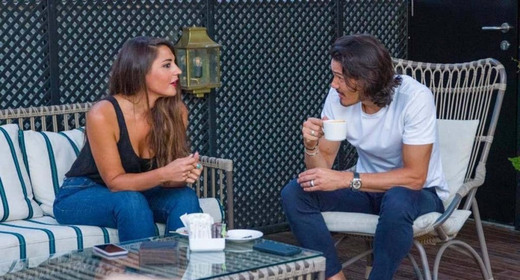 Edinson Cavani conversa con una mujer mientras toma un café en una terraza
