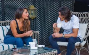Edinson Cavani conversa con una mujer mientras toma un café en una terraza