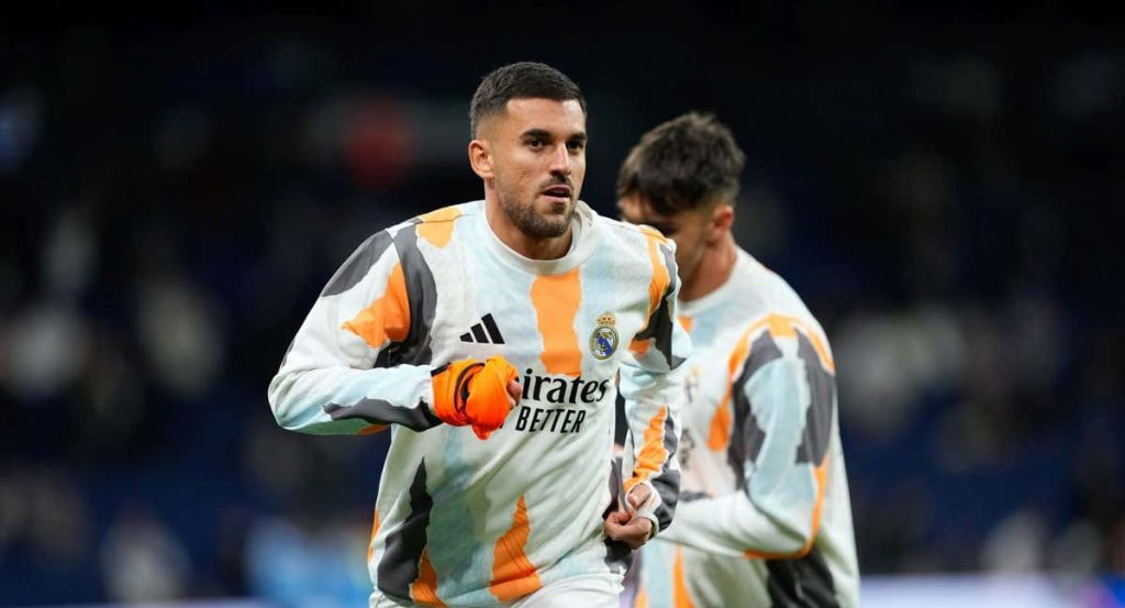Dani Ceballos calentando con el Real Madrid.