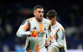 Dani Ceballos calentando con el Real Madrid.