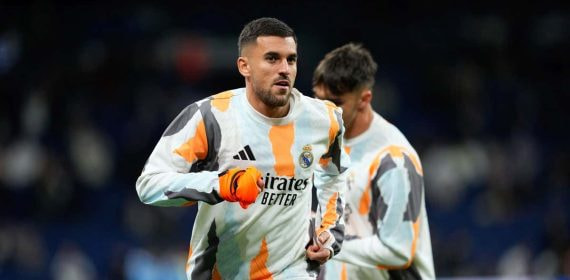 Dani Ceballos calentando con el Real Madrid.
