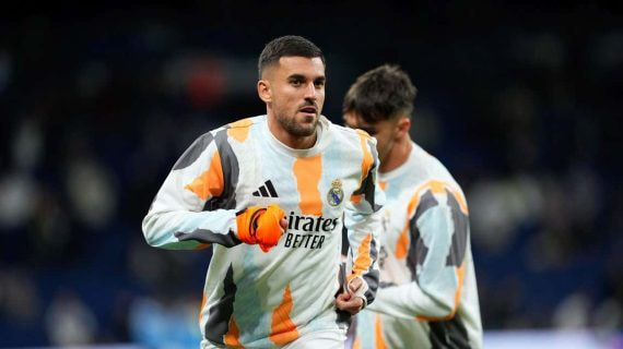 Dani Ceballos calentando con el Real Madrid.
