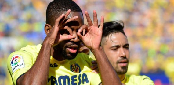Cedric Bakambu y su clásica celebración durante su etapa en el Villarreal.
