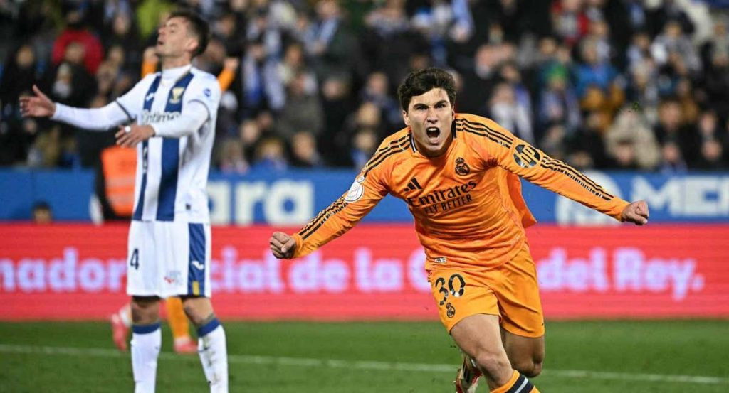 Gonzalo García celebra un gol con el Madrid.