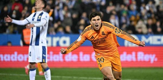 Gonzalo García celebra un gol con el Madrid.