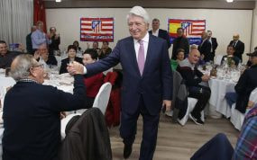 Enrique Cerezo, en un acto con peñas del Atlético el pasado mes de noviembre.