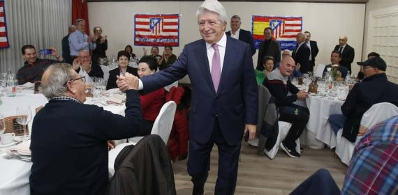 Enrique Cerezo, en un acto con peñas del Atlético el pasado mes de noviembre.