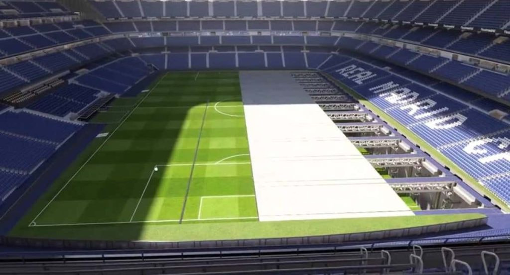 Proyección del césped del Bernabéu recogiéndose.