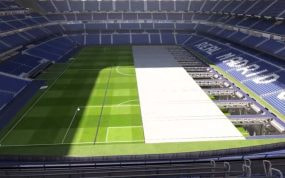 Proyección del césped del Bernabéu recogiéndose.