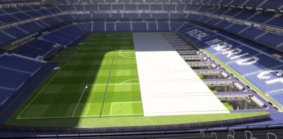 Proyección del césped del Bernabéu recogiéndose.