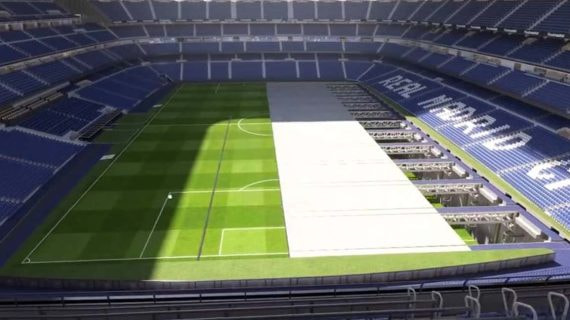 Proyección del césped del Bernabéu recogiéndose.