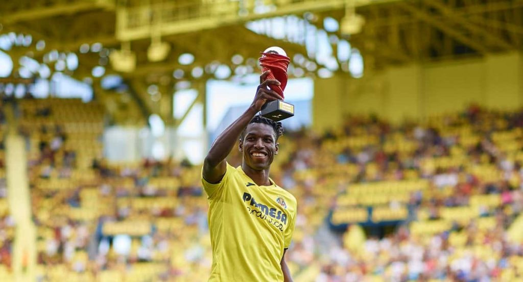 Nico Jackson brinda el trofeo del mejor jugador del mes a la afición de La Cerámica.