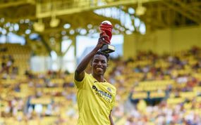 Nico Jackson brinda el trofeo del mejor jugador del mes a la afición de La Cerámica.