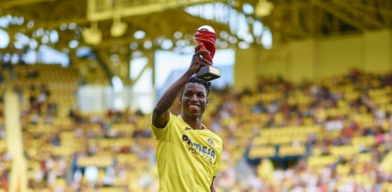 Nico Jackson brinda el trofeo del mejor jugador del mes a la afición de La Cerámica.