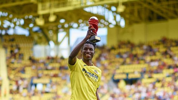 Nico Jackson brinda el trofeo del mejor jugador del mes a la afición de La Cerámica.