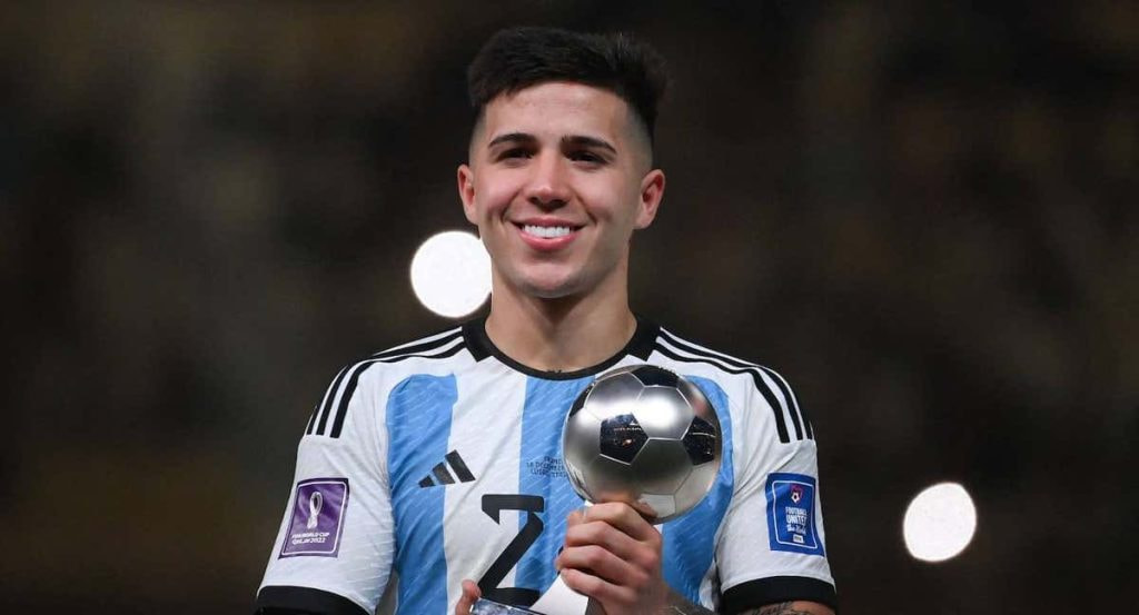 Enzo Fernández, con el trofeo a mejor joven del Mundial.