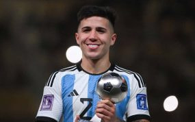 Enzo Fernández, con el trofeo a mejor joven del Mundial.