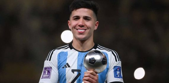 Enzo Fernández, con el trofeo a mejor joven del Mundial.