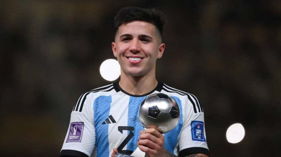 Enzo Fernández, con el trofeo a mejor joven del Mundial.