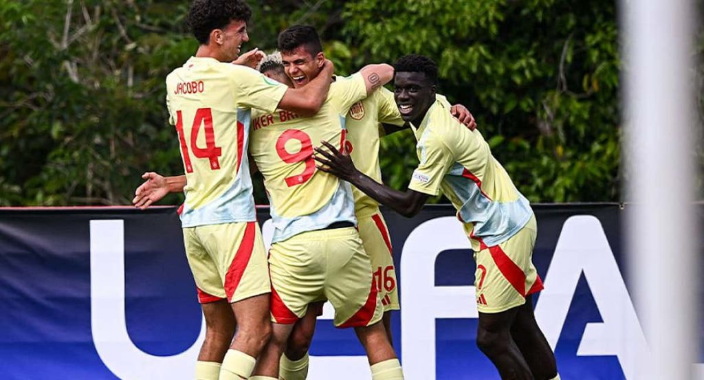 Chema, abrazado por sus compañeros tras marcar un gol contra Dinamarca.