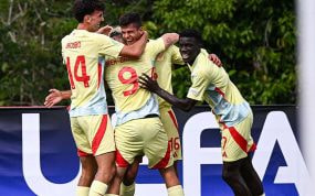 Chema, abrazado por sus compañeros tras marcar un gol contra Dinamarca.