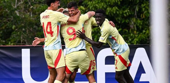 Chema, abrazado por sus compañeros tras marcar un gol contra Dinamarca.