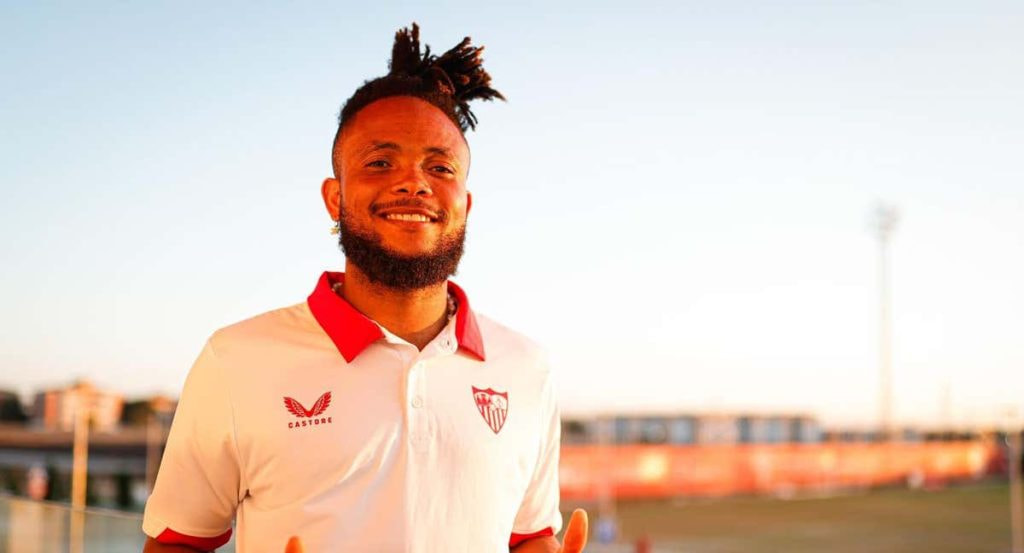 Foto de Chidera Ejuke con la vestimenta del Sevilla.