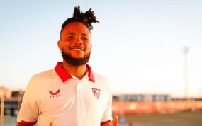 Foto de Chidera Ejuke con la vestimenta del Sevilla.