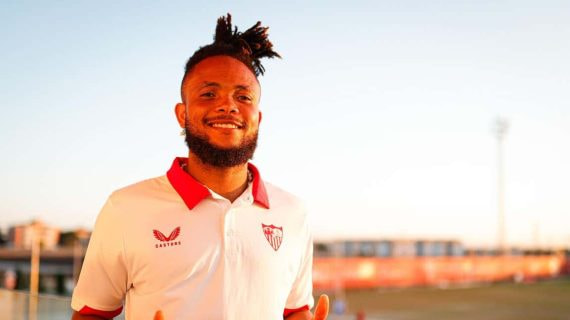 Foto de Chidera Ejuke con la vestimenta del Sevilla.