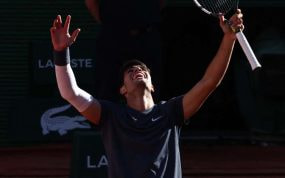 Carlos Alcaraz, durante su partido ante Jannik Sinner en Roland Garros