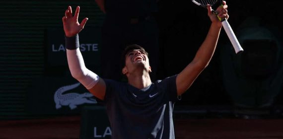 Carlos Alcaraz, durante su partido ante Jannik Sinner en Roland Garros