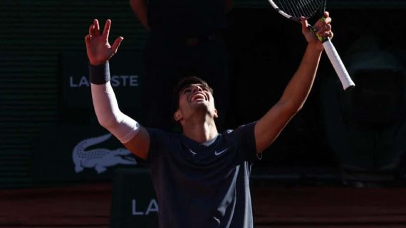 Carlos Alcaraz, durante su partido ante Jannik Sinner en Roland Garros