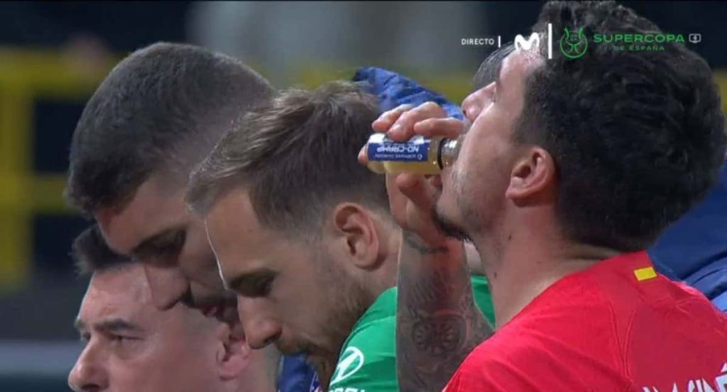 Giménez bebe un chupito de vinagre antes de la prórroga.