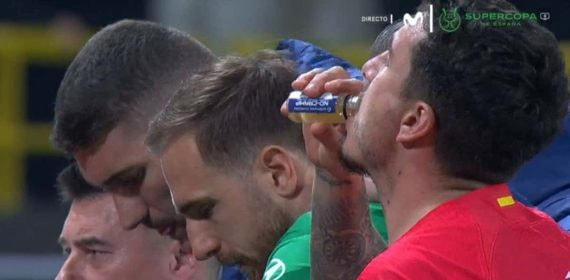 Giménez bebe un chupito de vinagre antes de la prórroga.