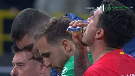 Giménez bebe un chupito de vinagre antes de la prórroga.