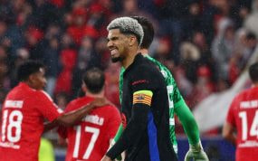 Ronald Araujo, en el partido contra el Benfica, ejerciendo como capitán.