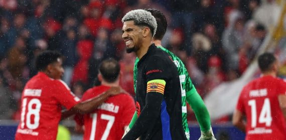 Ronald Araujo, en el partido contra el Benfica, ejerciendo como capitán.