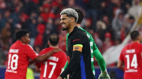 Ronald Araujo, en el partido contra el Benfica, ejerciendo como capitán.