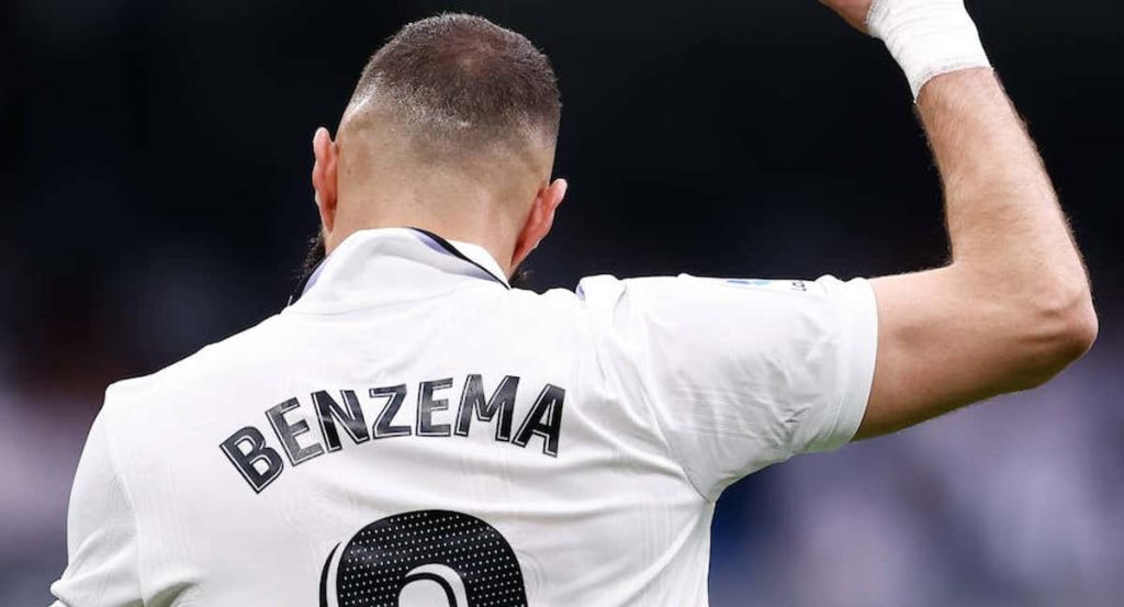 Karim Benzema celebrando con el Santiago Bernabéu.