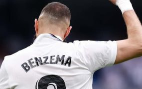 Karim Benzema celebrando con el Santiago Bernabéu.