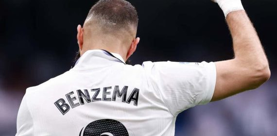 Karim Benzema celebrando con el Santiago Bernabéu.